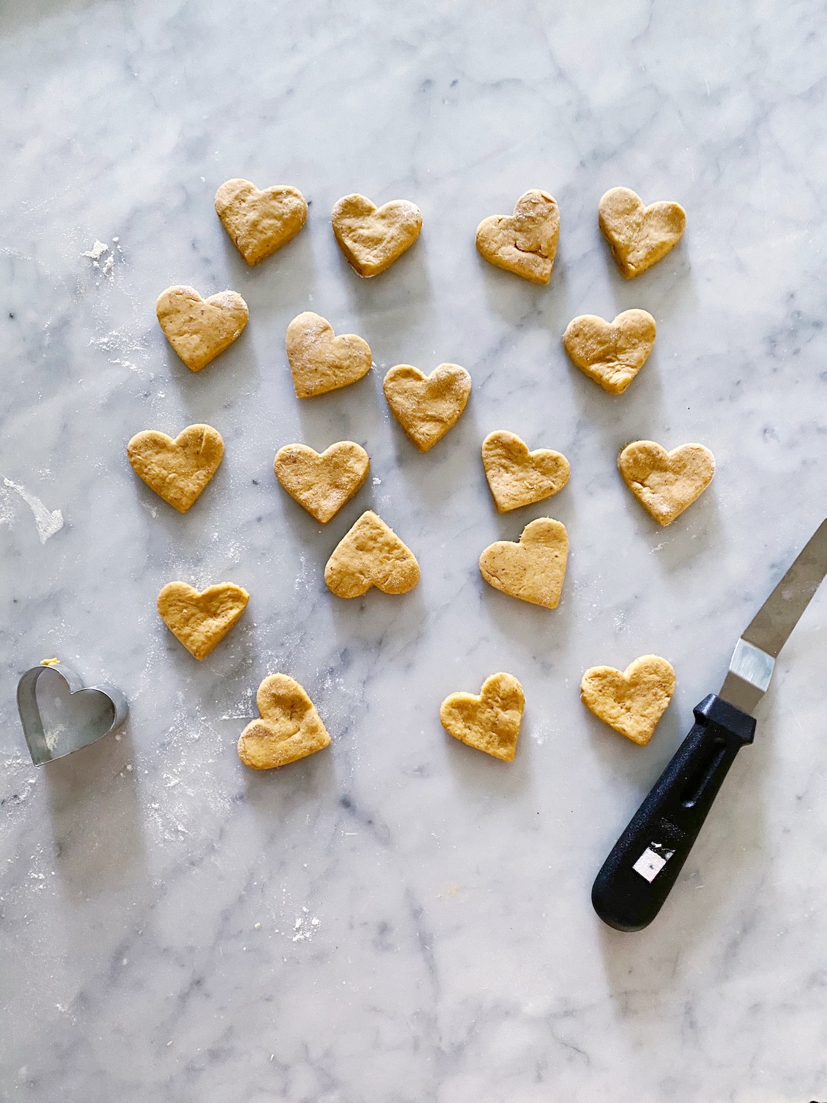 Homemade Peanut Butter Dog Treats recipe: packed with peanut butter, pumpkin, and flax, these healthy treats are good for your pup and fun to make!