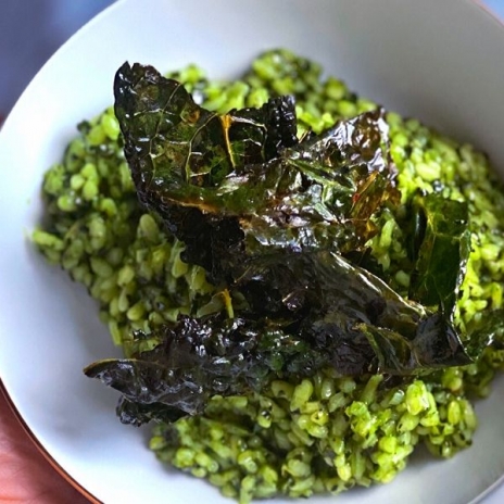 Easy, creamy Kale Risotto recipe with Kale Chips | Stacie Billis
