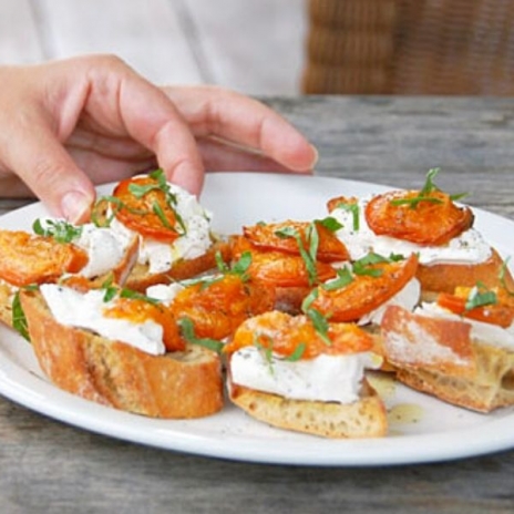 Roasted Apricot Crostini: the perfect summer bite! | Stacie Billis